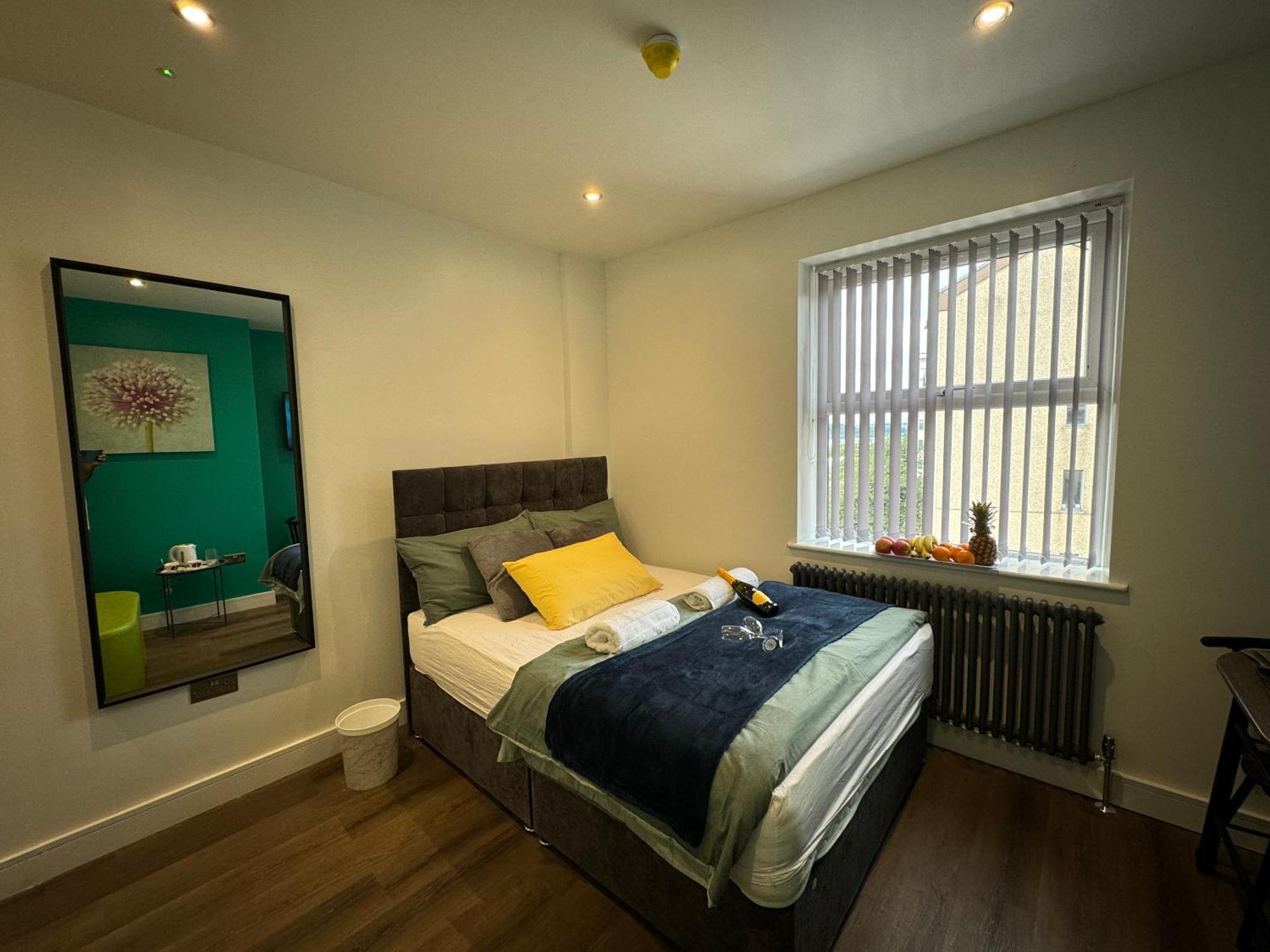 Southgate Luxury Apartments Elland エクステリア 写真